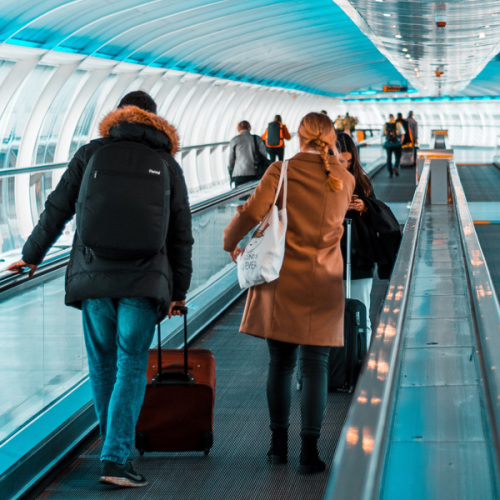 © William Navarro / Unsplash Reisende auf dem Flughafen © William Navarro / Unsplash