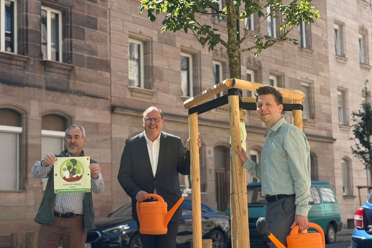 Dank der großzügigen Spende der „Bäume für Nürnberg Stiftung“ konnten acht neue Bäume in der Murrstraße finanziert werden. (V.l.n.r.: Mathias Schmidt, Vorstandsvorsitzender der „Bäume für Nürnberg Stiftung", Bürgermeister und Erster Sör-Werkleiter Christian Vogel und Sör-Stadtbaummanager Florian Demling)