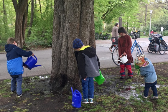 Tag des Baumes - Kinder gießen