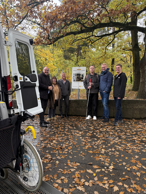 Ab dem 25.10.2025 gibt es einen Fahrdienst zum Klimawaldpfad im Tiergarten Nürnberg für Menschen mit Behinderung und Hilfebedarf – die Haltestellen am Haupteingang und am Klimawaldpfad sind mit einer Beschilderung kenntlich gemacht. Personen von links: Serafino Renner, FDZ-Fahrdienstzentrale, Bürgermeister Christian Vogel, Anja Prölß-Kammerer, 1. Vorsitzende des Vereins der Tiergartenfreunde Nürnberg e.V., Tiergartendirektor Dr. Dag Encke, Peter Vogt, Vorsitzender des Behindertenrates der Stadt Nürnberg, Kai Scharf, FDZ-Fahrdienstzentrale.