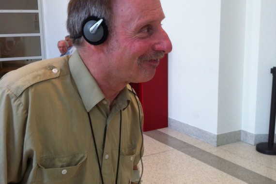 Herr Bischoff mit Audioguide