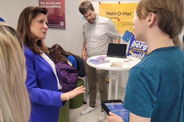 Politisches Diskussionsforum an der Bertolt-Brecht-Schule: Schulreferentin Cornelia Trinkl diskutiert mit Schülerinnen und Schülern der Bertolt-Brecht-Schule .