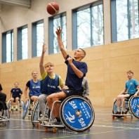 „Rollstuhlbasketball macht Schule“ an der Bertolt-Brecht-Schule: Schülerinnen und Schüler spielen Rollstuhlbasketball.