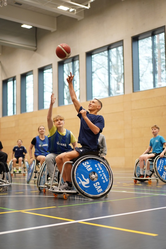 „Rollstuhlbasketball macht Schule“ an der Bertolt-Brecht-Schule: Schülerinnen und Schüler spielen Rollstuhlbasketball.