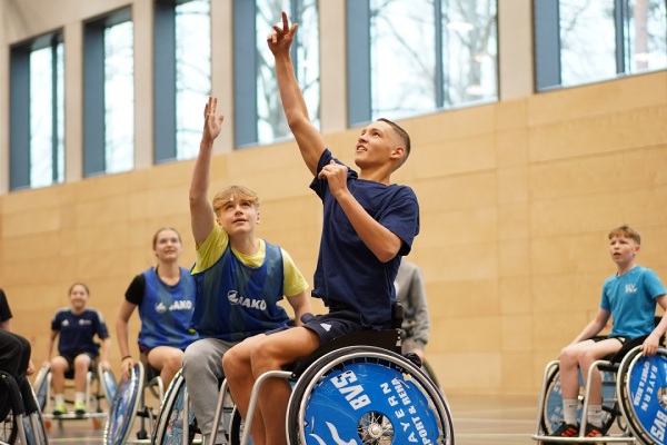 „Rollstuhlbasketball macht Schule“ an der Bertolt-Brecht-Schule: Schülerinnen und Schüler spielen Rollstuhlbasketball.