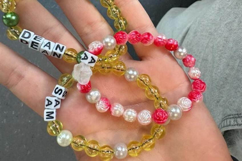 Bild © Bertolt-Brecht-Schule / Stadt Nürnberg Armbänder Schulfest 2026, Bild © Bertolt-Brecht-Schule / Stadt Nürnberg