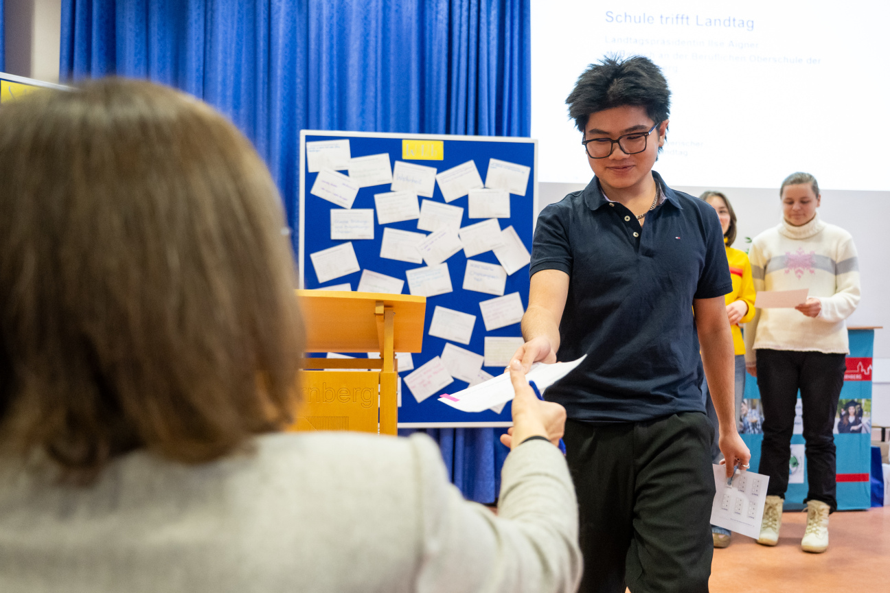 Schule trifft Landtag mit Ilse Aigner (CSU), Präsidentin des Bayerischen Landtags, aufgenommen am 06.02.2026 in der Beruflichen Oberschule Nürnberg