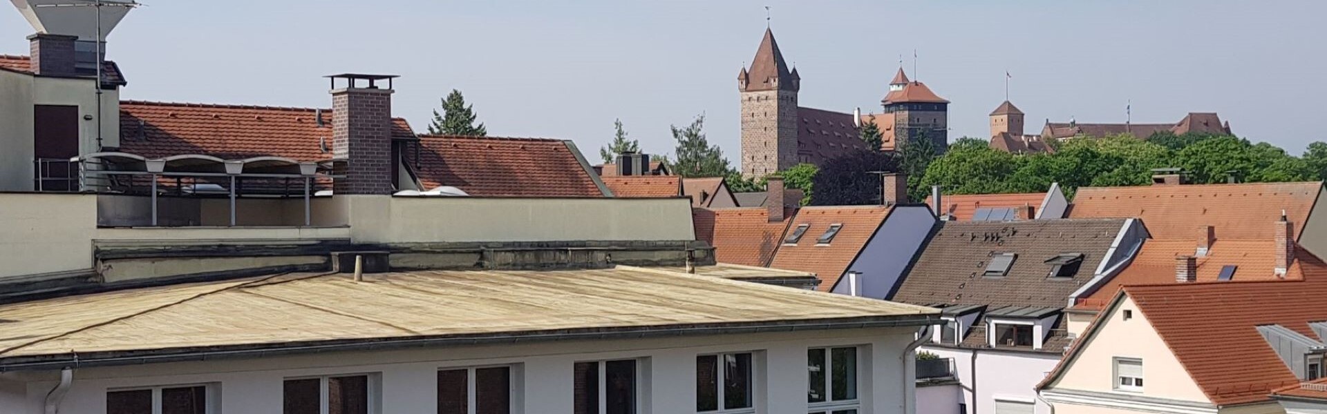 Die Dächer der beruflichen Oberschule Nürnberg