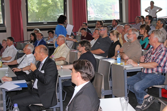 Redner und Publikum des Nürnberger Technikdialogs an der B1