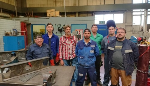 Schüler und Lehrer in der Werkstatt. © Denker;Karl