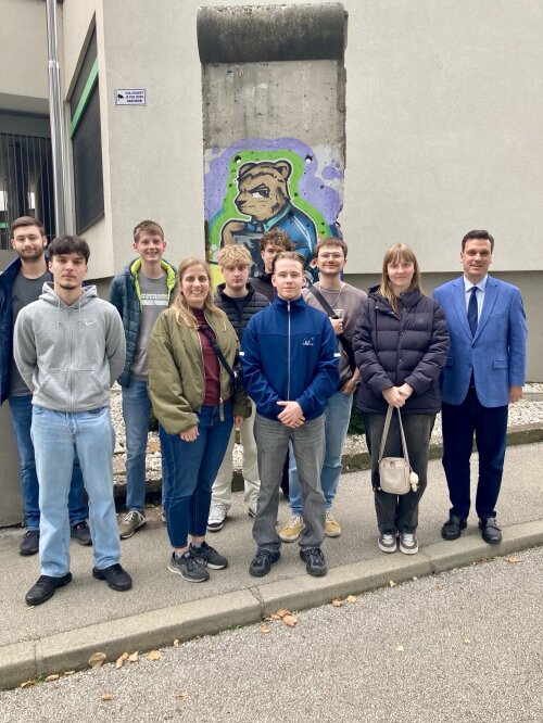 Besuch der Deutschen Botschaft mit original Berliner Mauerstück © Sponsel;Natascha