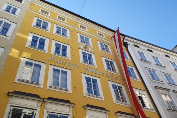Die Schüler besuchen das Mozart-Haus in Salzburg.