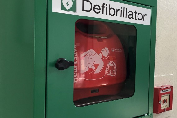Defibrilator in der B1-Pausenhalle