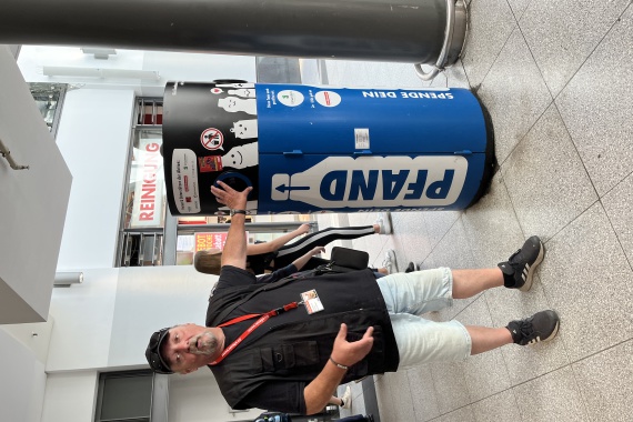 Klaus zeigt den Automaten für Flaschenpfandspenden an die Stadtmission e.V. im Nürnberger Hauptbahnhof.