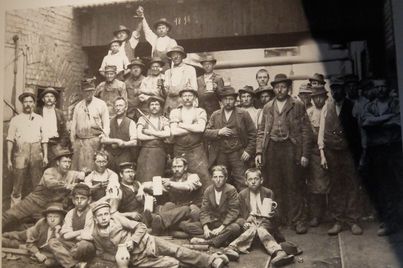 Mitarbeiter der Schraubenfabrik um 1910, dem Standort des heutigen Museums