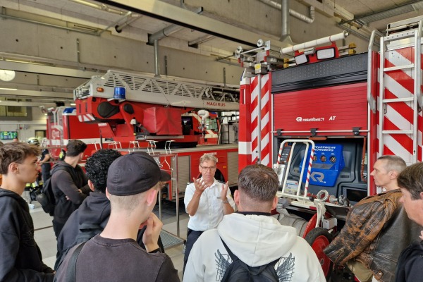 Herr Gallo zeigt ein Löschfahrzeug