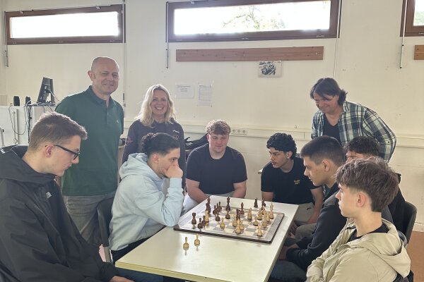 Die BVJ-Klasse mit Schulleiter, Klassenleiter und Frau Ulbrich von Ulbrich Spieledesign.