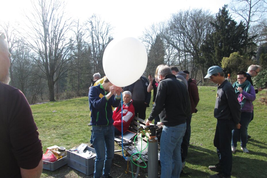 Befüllen eines Wetterballons mit Helium, Bild © Vogl; Stephan