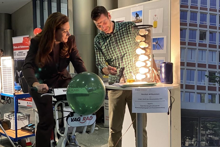 Auch die Schulreferentin der Stadt Nürnberg Cornelia Trinkl tritt in die Pedale., Bild © Wurst;Andreas