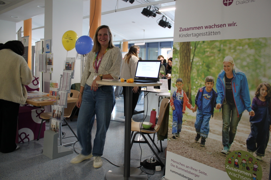 Bild © Hager / B10 Informationsstand der Rummelsberger Diakonie auf der Infomesse 2026., Bild © Hager / B10