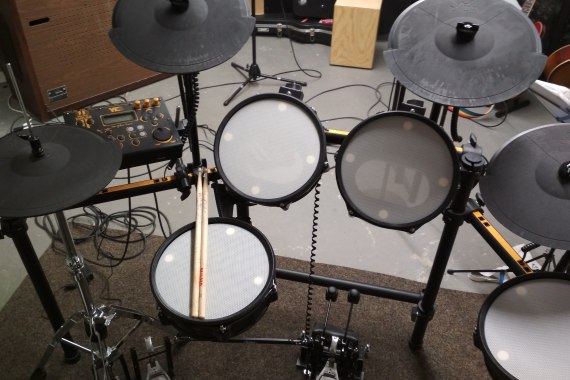 Das neue Schlagzeug der Schulband