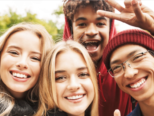 junge Menschen schauen freudig in die Kamera © Berufsberatung / Agentur für Arbeit Nürnberg