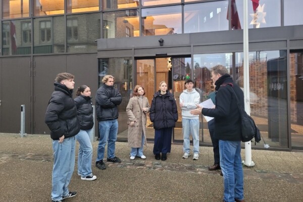 Schülerinnen und Schüler vor der Schule in Dänemark