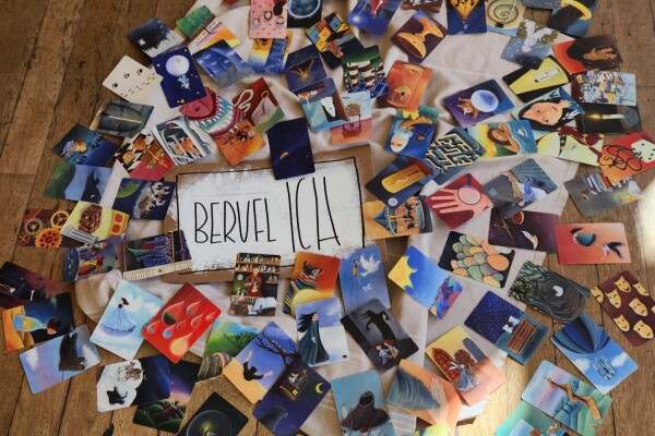 Der Titel der Veranstaltung in der Mitte mit bunten Karten außen herum