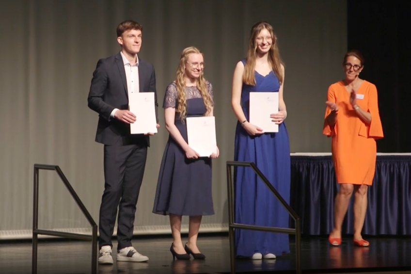 Bild © Steuerberaterkammer Nürnberg / StBK Nürnberg Clarissa Wöhrle (Mitte) erhält den Munkert-Preis, Bild © Steuerberaterkammer Nürnberg / StBK Nürnberg