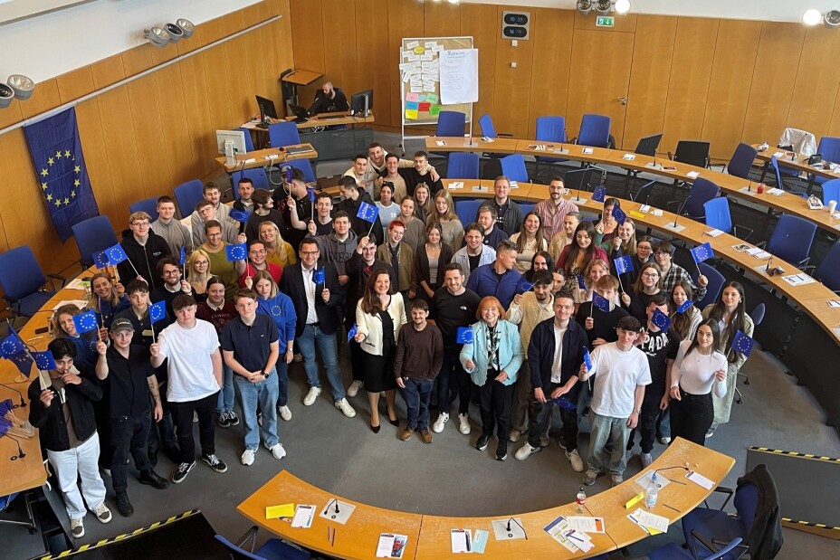 Gruppenbild der Schülerinnen und Schüler im Großen Sitzungssaal, Bild © Berufliche Schule 4 / Stadt Nürnberg