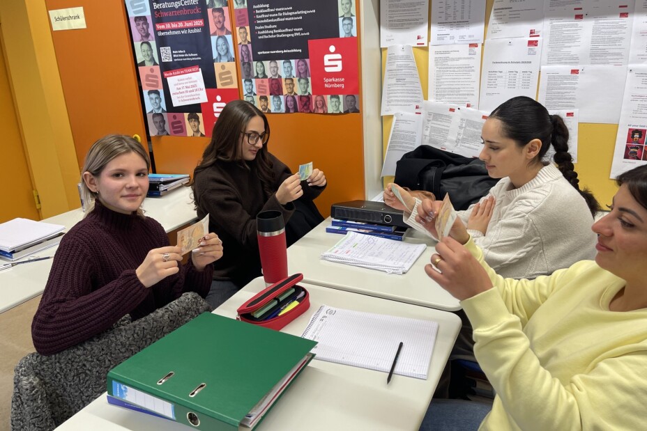 Bild © Berufliche Schule 4 / Stadt Nürnberg Schülerinnen begutachten echte Banknoten und Falschgeld, Bild © Berufliche Schule 4 / Stadt Nürnberg