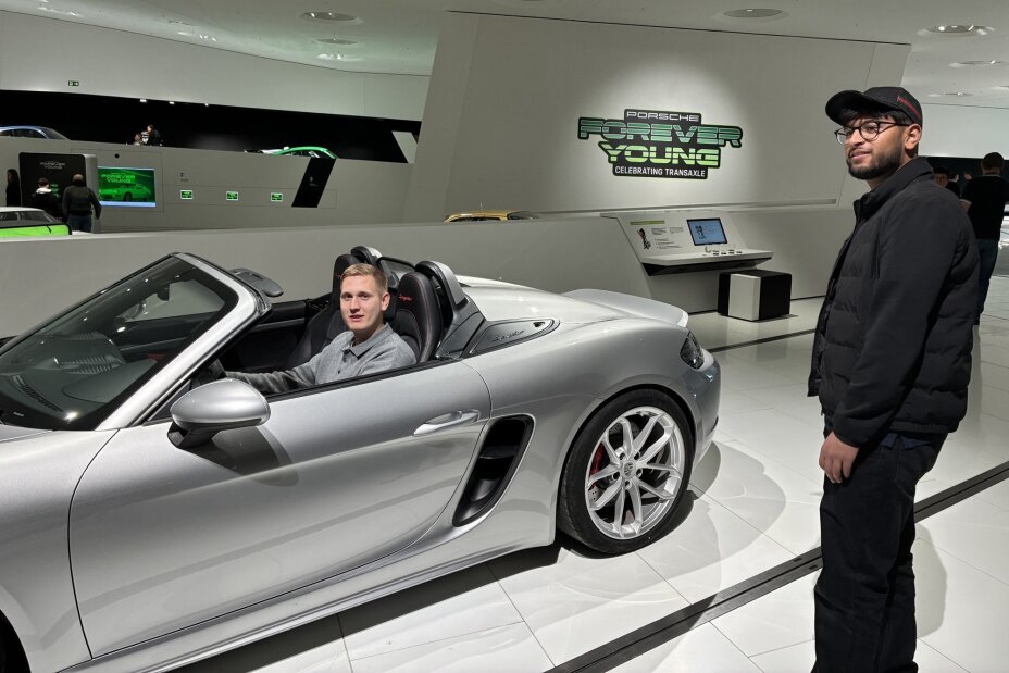 Zwei Auszubildende mit einem silbernen Porsche Cabrio, Bild © Berufliche Schule 4 / Stadt Nürnberg