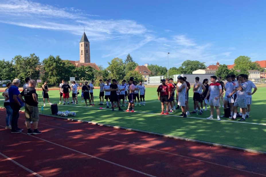 Fußballspieler im Schatten auf dem Feld, Bild © Berufliche Schule 4 / Stadt Nürnberg
