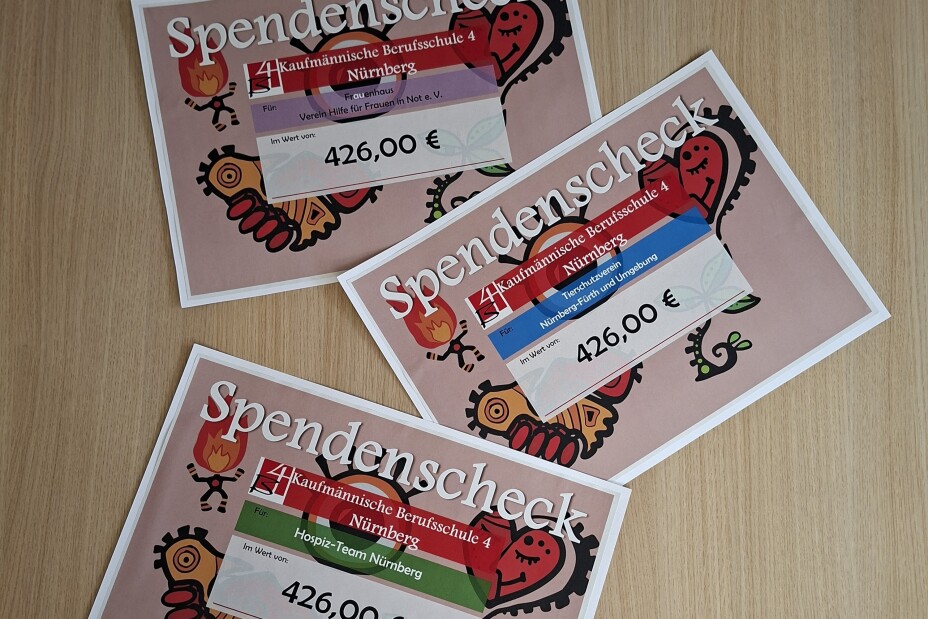 Drei Spendenschecks für die gemeinnützigen Einrichtungen in Nürnberg, Bild © Berufliche Schule 4 / Stadt Nürnberg