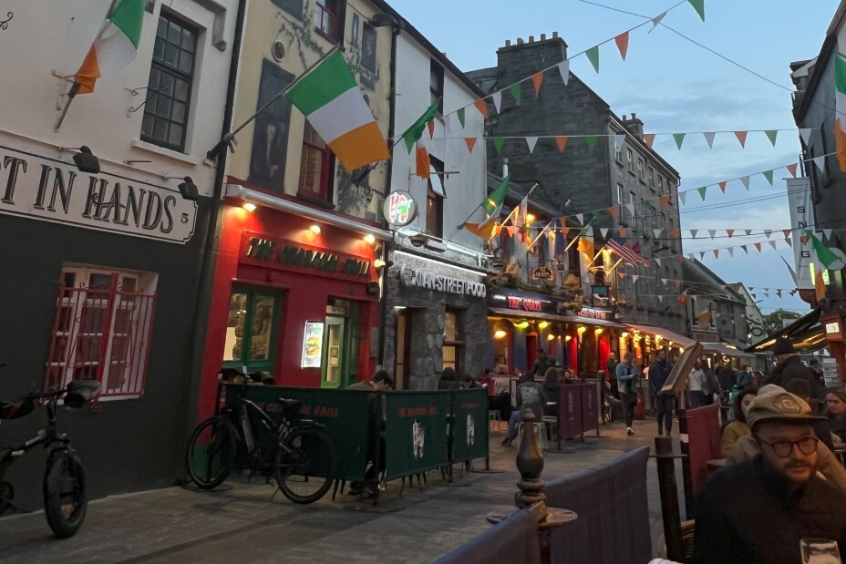Eine Straßenszene mit Pubs und irischen Flaggen, Bild © Berufliche Schule 4 / Stadt Nürnberg
