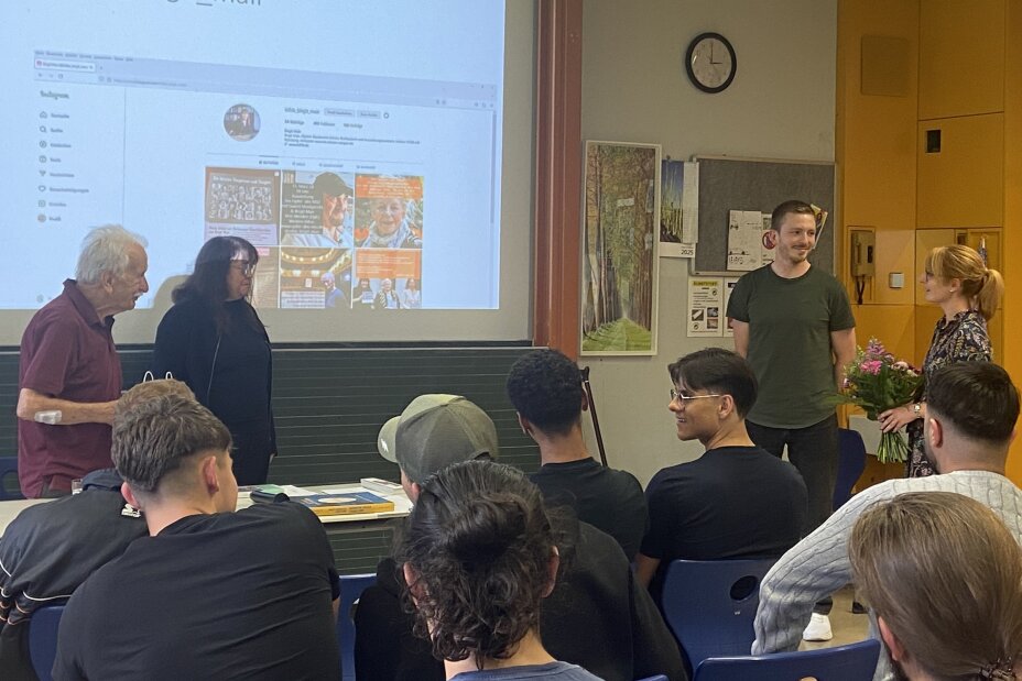 Benjamin Hirschel und Katrin Kraus bedanken sich bei Hr. Grube und Fr. Mair für die gelungene Veranstaltung, Bild © Berufliche Schule 4 / Stadt Nürnberg