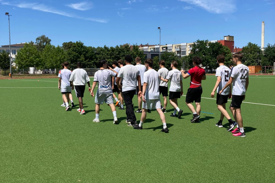 Spieler laufen auf den Platz ein, Bild © Berufliche Schule 4 / Stadt Nürnberg