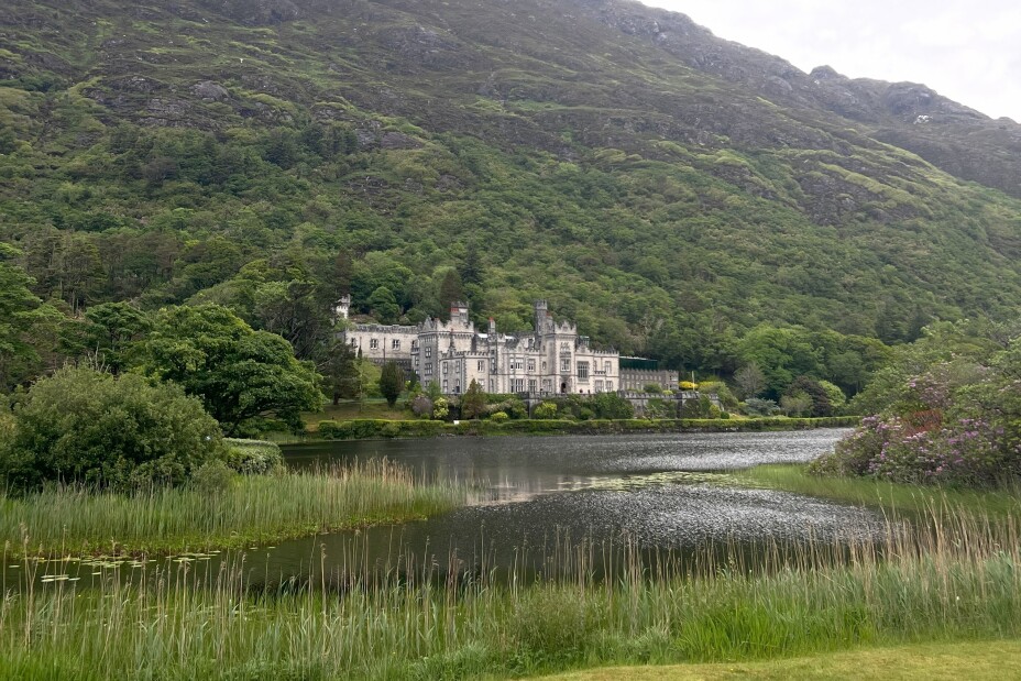 Ein Schloss an einem See und Berg in dichtem Grün gelegen, Bild © Berufliche Schule 4 / Stadt Nürnberg