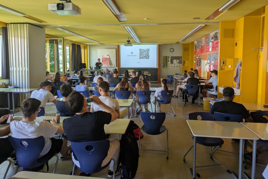 Schülerinnen und Schüler im Klassenzimmer lauschen dem Vortrag, Bild © Berufliche Schule 4 / Stadt Nürnberg