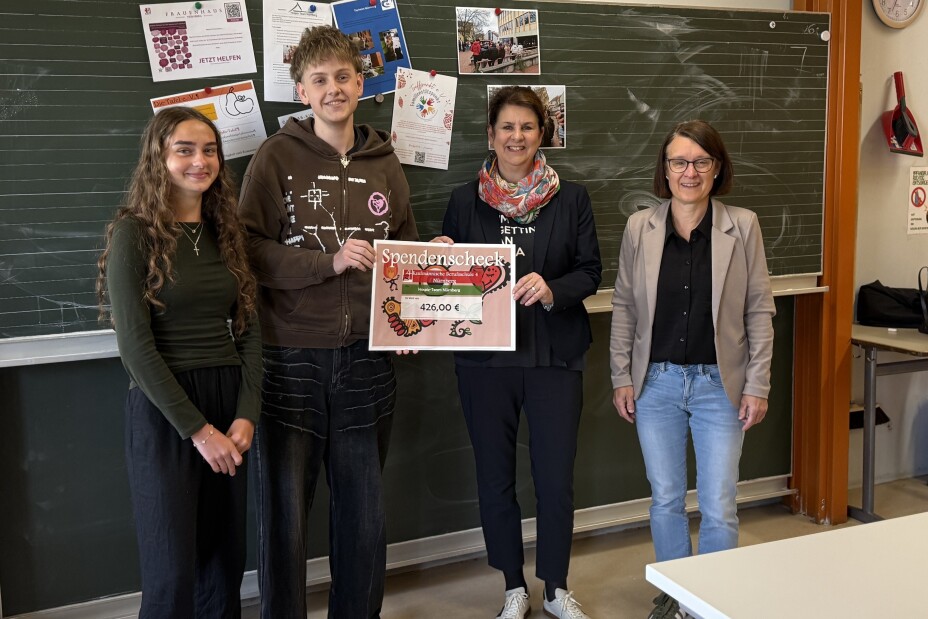 Übergabe des Spendenschecks an das Hospiz Team Nürnberg e. V., Bild © Berufliche Schule 4 / Stadt Nürnberg