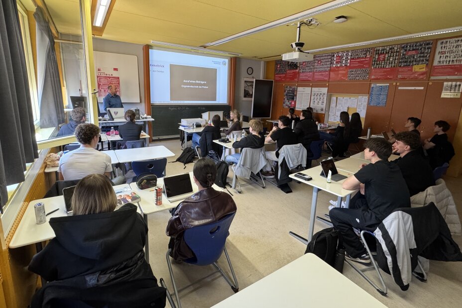 Schülerinnen und Schüler aus dem Berufsbereich Kreditwirtschaft folgen dem Vortrag der Kriminalpolizei, Bild © Berufliche Schule 4 / Stadt Nürnberg