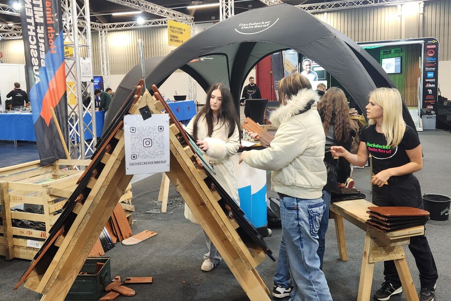 Schülerinnen an einem Stand für Dachdecker, Bild © Berufliche Schule 4 / Stadt Nürnberg