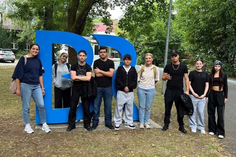 BVJ-Schülerinnen und -Schüler mit Lehrerinnen vor dem BR-Schild, Bild © Berufliche Schule 4 / Stadt Nürnberg