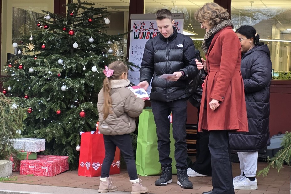 Geschenkeübergabe II, Bild © Berufliche Schule 4 / Stadt Nürnberg