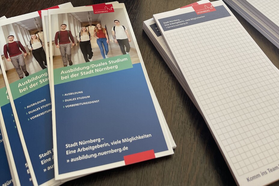 Flyer und Notizblöcke zu beruflichen Möglichkeiten bei der Stadt Nürnberg, Bild © Berufliche Schule 4 / Stadt Nürnberg