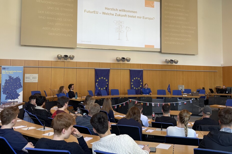 Schülerinnen und Schüler der B4 im Großen Sitzungssaal des Nürnberger Rathauses, Bild © Berufliche Schule 4 / Stadt Nürnberg