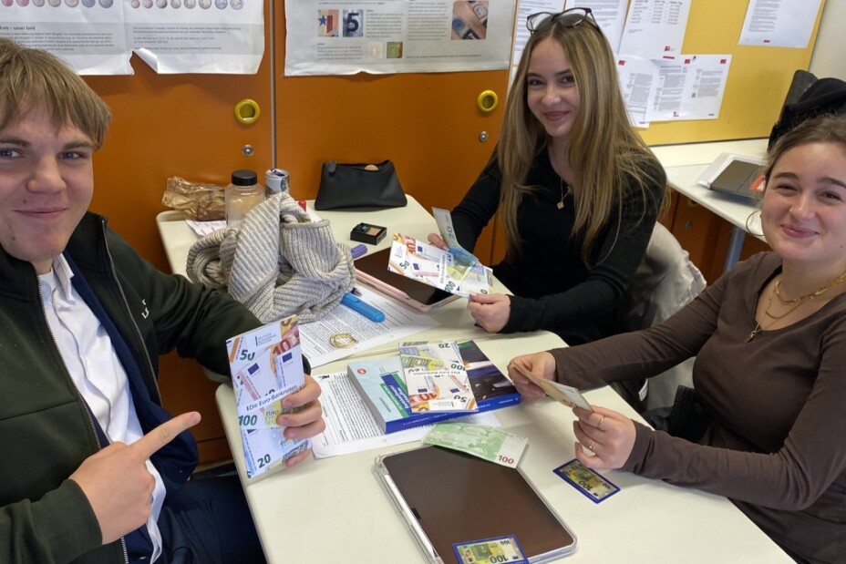 Bild © Berufliche Schule 4 / Stadt Nürnberg Schülerinnen und Schüler mit Broschüren, Bild © Berufliche Schule 4 / Stadt Nürnberg