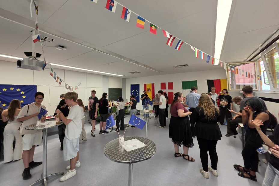 Teilnehmende feiern die Übergabe der Europässe aus dem Erasmus+ Programm, Bild © Berufliche Schule 4 / Stadt Nürnberg