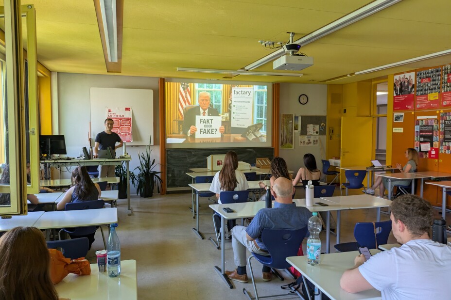 Schülerinnen und Schüler im Klassenzimmer lauschen dem Vortrag, Bild © Berufliche Schule 4 / Stadt Nürnberg