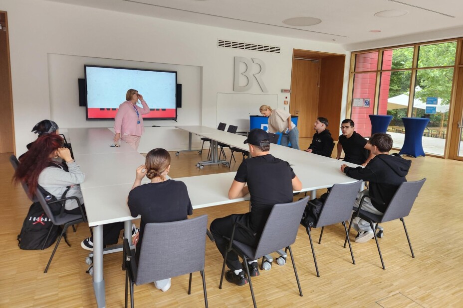 Schülerinnen und Schüler in einem Seminarraum, Bild © Berufliche Schule 4 / Stadt Nürnberg